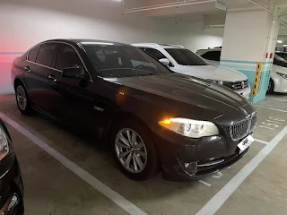 客戶陳先生有一台2010 BMW 520d 柴油車 ，柴油車通常里程高跑的又多 ，要整理的東西就多 。所以他問了許多中古車行都沒人願意收購，最後在網路找到小曾 。  小曾團隊為什麼敢收有年份的寶馬柴油車呢? 難道不怕整理費很貴嗎 ? 因為小曾以前就開BMW 柴油 ，也知道怎麼整理重點零件 。小曾本身也有很多跑國道長途的客人喜歡買柴油車 ，他們覺得 BMW 柴油車省錢又安全 。  所以網路估價滿意後 ，我們直接南下到陳先生家估車 ，雖然里程十八萬公里有點高 ，但車況好非常好 ，所以我們只要收回來整理一些東西就可以開賣了 !!!! 當天雙方聊得很愉快 ，就快速成功收購了 !!  謝謝陳先生支持 ，您的愛車交給我們去找下一個主人囉 !!