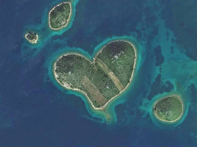 5 Pulau di Dunia Dengan Bentuk Paling Unik dan Cantik