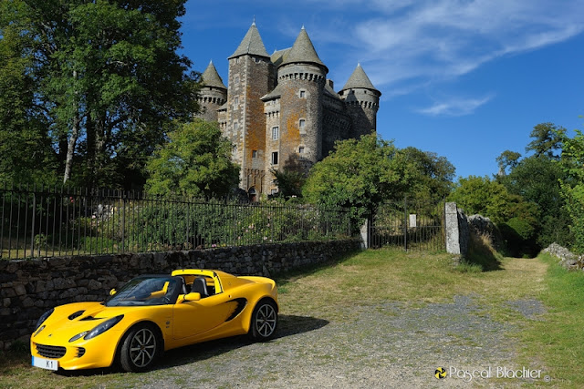 une lotus devant le château du bousquet aveyron photo blachier pascal