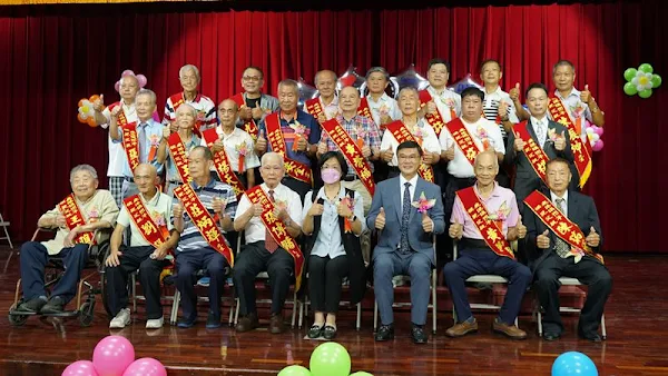 ▲鹿港鎮公所今天舉辦慶祝父親節暨模範父親表揚活動，鎮長許志宏為24位模範父親們披掛彩帶並頒贈賀匾，一一為24位模範父親獻上最誠摯的祝福。（圖／鹿港鎮公所提供）