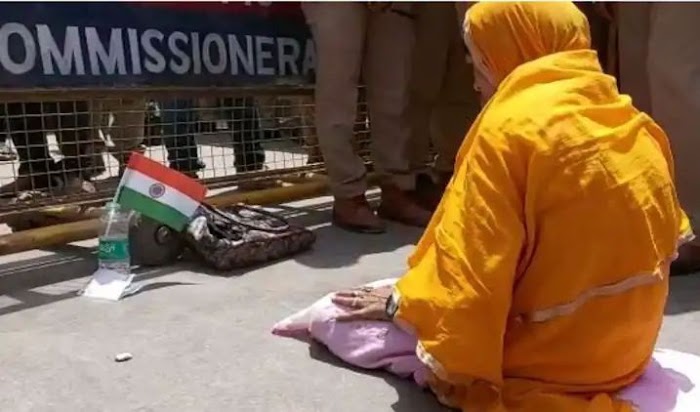 वाराणसी : काशी विश्वनाथ मंदिर परिसर में महिला ने पढ़ी नमाज , लोगों ने नहीं किया विरोध 