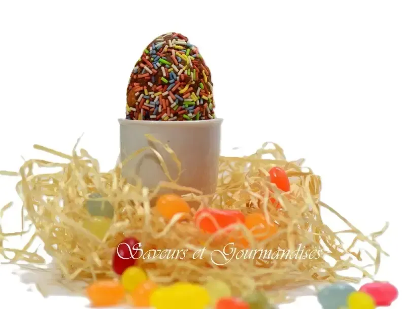 Des oeufs de pâques maison à servir avec des bonbons en forme d'oeufs et colorés.