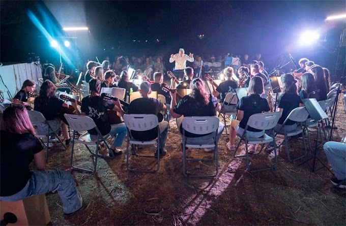 Θερμό χειροκρότημα για τους Artguitaristas του Δημοτικού Ωδείου Βέροιας, στο «𝐌𝐮𝐒𝐢𝐟𝐚𝐧𝐭𝐨 2025» της Σίφνου