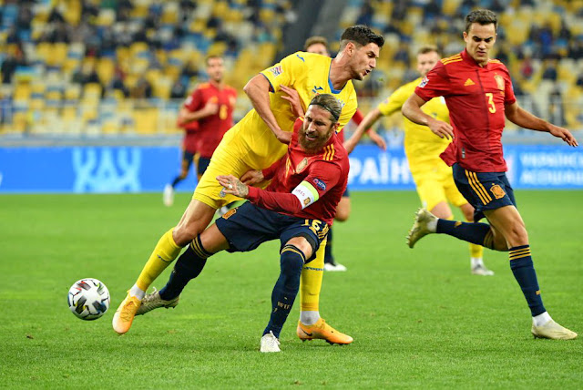 Sergio Ramos disputa el balón ante Yaremchuk, seguidos atentamente por Reguilón. SELECCIÓN DE UCRANIA 1 SELECCIÓN DE ESPAÑA 0. 13/10/2020. Liga de Naciones de la UEFA, fase de grupos, Liga A, grupo 4, 4ª jornada. Kiev, Ucrania, estadio Olímpico.