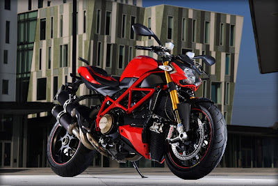 Ducati-Streetfighter-S_2011_1620x1080_Front_Angle_02