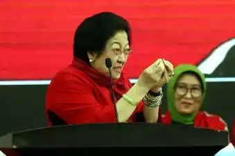 Terlontar kalimat bernada jengkel dari Ketua Partai Demokrasi Indonesia Perjuangan (PDIP) Megawati Soekarnoputri melihat bencana banjir yang melanda Kalimantan Selatan, menurutnya kelakuan masyarakat yang sering buang sampah sembarangan itulah yang menjadi penyebab banjir dimana-mana.