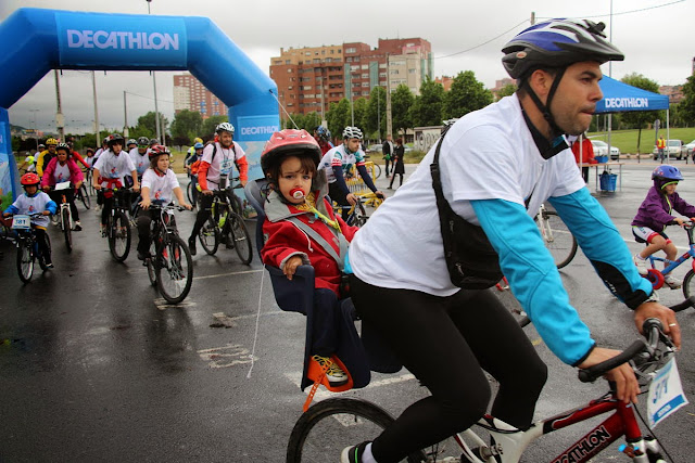 Cientos de personas se suma a la marcha cicloturista de 15 kilómetros en Barakaldo