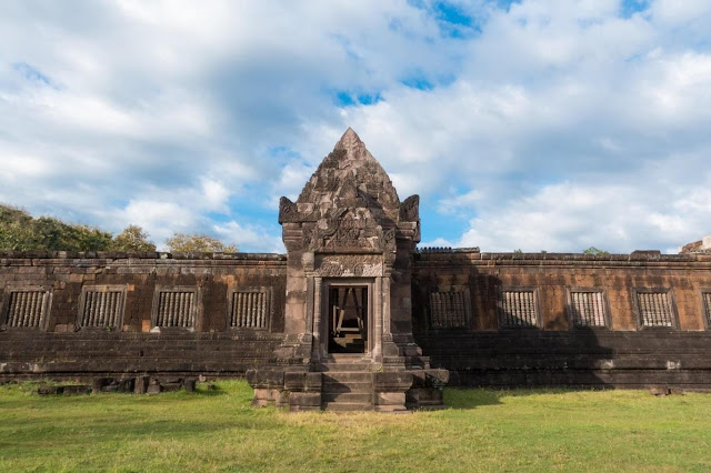Wat Phou nằm ở Pakse thuộc tỉnh Champasak ở phía Tây Nam Lào, giáp biên giới với Thái Lan và Campuchia. Ngôi đền cổ này có niên đại từ thế kỷ thứ 5, từng là trung tâm của đạo Hindu, thờ thần Shiva. 