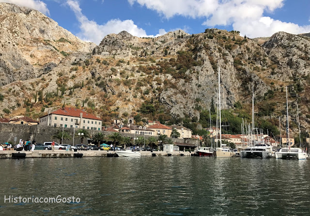 cadeia de montanhas de Kotor vista de um barco