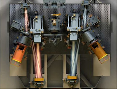  O espectrógrafo é capaz de observar, em uma única imagem, desde o ultravioleta até próximo do infravermelho. [Imagem: Bruno Castilho/LNA]  Espectrógrafo  Pesquisadores do Laboratório Nacional de Astrofísica (LNA), em Itajubá (MG) preparam-se para entregar, no mês que vem, o Steles, o primeiro espectrógrafo de alta resolução projetado e construído no Brasil.  O equipamento será instalado no telescópio SOAR (Southern Astrophysical Research Telescope), no Chile, um consórcio internacional que reúne parceiros brasileiros, norte-americanos e chilenos.  "Esse instrumento pega a luz de uma estrela ou de uma galáxia e a separa em comprimentos de onda. O diferencial é que ele é capaz de observar, numa única imagem, desde o ultravioleta até próximo do infravermelho", explica o pesquisador Bruno Castilho.  Segundo ele, o Steles aperfeiçoará as pesquisas astronômicas permitindo uma medida mais acurada da matéria que compõe os objetos celestes. "Há muita vantagem [...] observar vários aspectos do mesmo objeto numa única observação. Ele coletará informações como a temperatura, a gravidade da superfície, a rotação e a composição química das estrelas com uma observação apenas. Poucos instrumentos instalados no mundo são capazes disso."  Espectrógrafo STELES  Steles é uma sigla de SOAR Telescope Echelle Spectrograph, ou Espectrógrafo Echelle para o Telescópio SOAR.  Echelle, palavra francesa para escada, ou degraus, é um tipo de superfície que induz a difração da luz por meio de ranhuras otimizadas para operar com feixes de elevado ângulo de incidência, obtendo assim difrações de alta ordem.  O instrumento é usado em espectroscopia, uma técnica que permite captar a luz do corpo celeste que está sendo observado e separá-la em seus diversos comprimentos de onda, ou cores.  Espectrógrafo brasileiro mostrará as muitas cores das estrelas Esquema da montagem do espectrógrafo no telescópio SOAR. [Imagem: LNA] O estudo dessas diversas cores, ou linhas de absorção da luz, permite derivar quais e quanto de um elemento químico há no corpo celeste, como cálcio ou ferro, por exemplo, além de ajudar a determinar sua massa, temperatura, gravidade, raio e velocidade de rotação.  "Além de mostrar as linhas, o espectro das estrelas, com muitos detalhes, o Steles também consegue observar na região do ultravioleta, e com isso a gente pode, por exemplo, observar as linhas de berílio, elemento químico formado no início do universo, durante o Big Bang. Daí pode-se determinar a idade das estrelas e encontrar respostas sobre a evolução estelar. O Steles vai suprir essa lacuna para pesquisadores brasileiros e para a comunidade internacional", prevê Castilho.  Feito no Brasil  O equipamento, composto por mais de cinco mil peças, a maior parte projetada por engenheiros e pesquisadores do LNA, custou cerca de R$ 2,5 milhões.  "O projeto, a construção, a montagem e toda a parte mecânica foram feitos no Brasil. O que não existia no país nós projetamos no LNA e produzimos em fábricas da região. Tentamos nacionalizar ao máximo o projeto, importando poucos componentes, como os elementos ópticos," informou Castilho.  Para o diretor do LNA, isso comprova a capacidade brasileira em inovar e capacitar pessoas para atuar em ciência, tecnologia e inovação. "A gente conseguiu construir o equipamento. Isso gera uma capacitação que é a gente poder construir instrumentos para o Brasil e até para o mercado internacional. Podemos fabricar no Brasil," ressaltou.