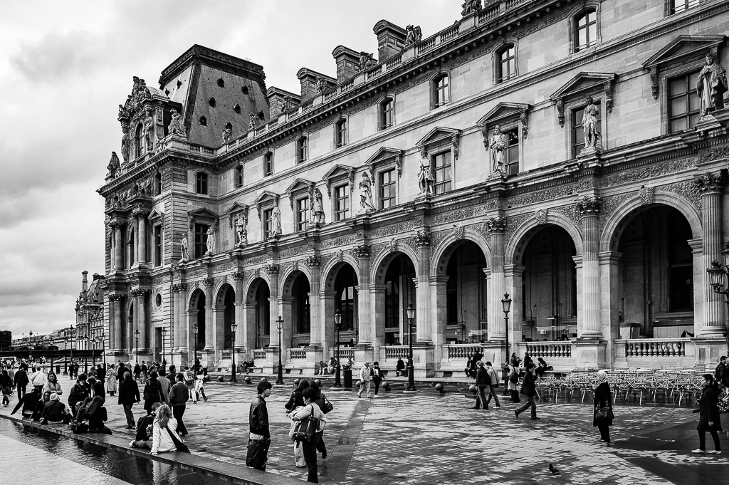 a black and white photo of the louvre museum in paris