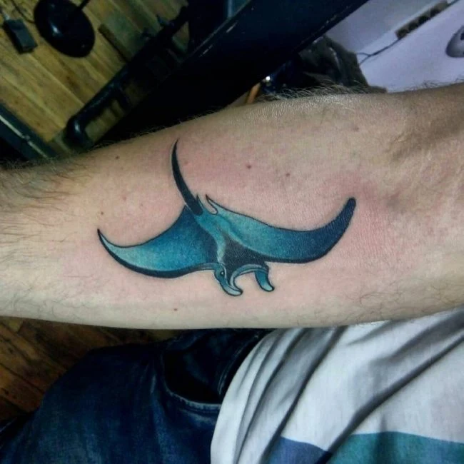 tatuaje de mantarraya voladora