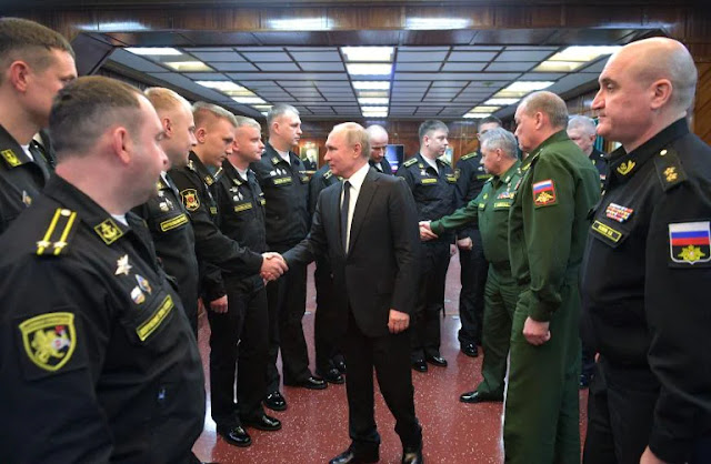 Старое фото Путина с генералами