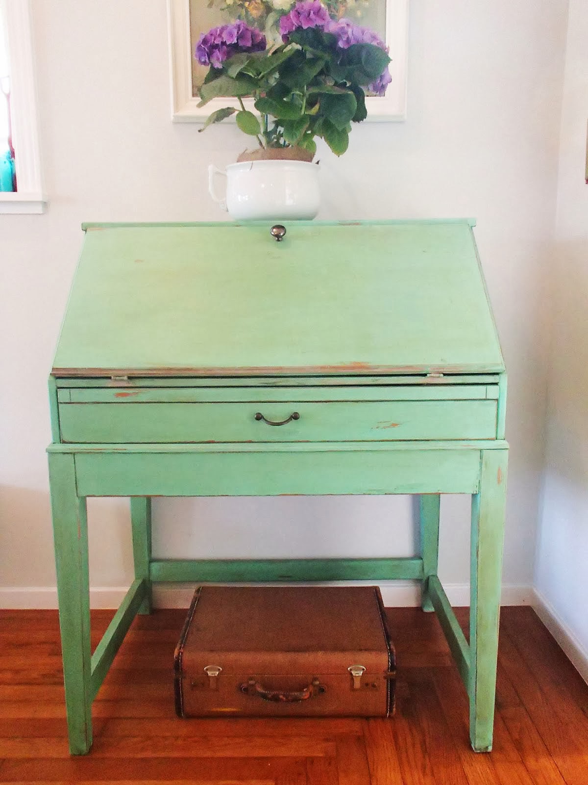 http://ddscottage.blogspot.com/2014/02/spring-green-secretary-desk_6.html