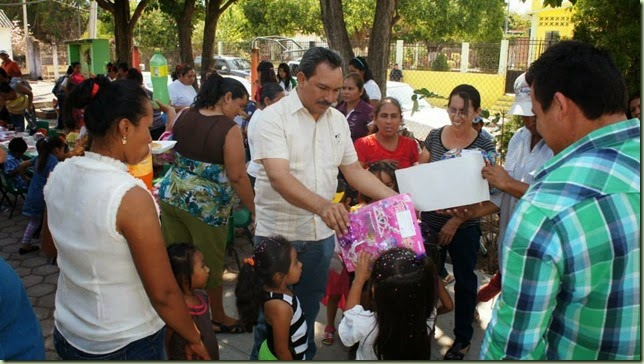 5-5-2014 ENTREGA NORBERTO FIGUEROA JUGUETES EN JARDIN DE NIÑOS DE ATETETLA