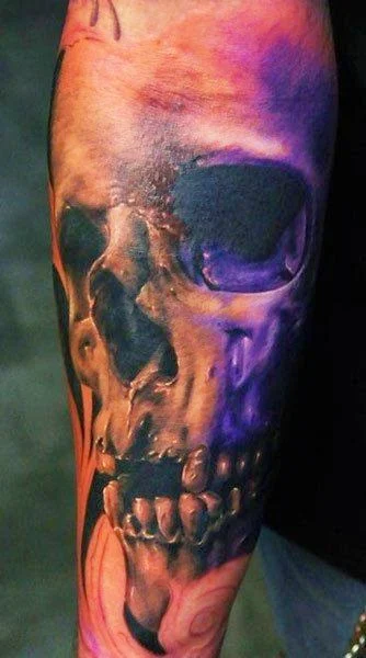 vemos a un modelo con un tatuaje de calavera