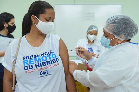 Campos: Mais de 1.200 profissionais da Educação receberam 1ª dose da vacina contra Covid-19