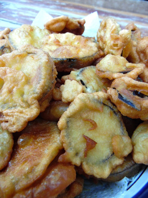 beignets frits avec pâte à beignet et aubergines