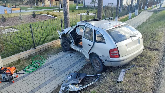 Grav accident rutier la Poiana Stampei. Un bărbat a murit și o femeie este în stare critică după un impact între un autoturism și un camion încărcat cu plăci PAL