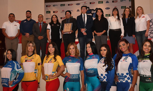 3. Esvin Cala, Eventos Malta Gallo; Ricardo Palma, Mercadeo Revive; Oscar Chamale, Mercadeo Banrural; Patricia Arriola, representante de CELCO acompañados de Mario Nufio, campeón de la de 15 Vuelta Ciclística a Guatemala celebrada en 1971; Stuart Rodríguez, Presidente de la FGC; Olga Alvarado, representante de Banrural; Annayté Marroquín, representante de Agua Pura Salvavidas; Lorena García, representante del Comité Olímpico Guatemalteco y Lilian Odeth Salguero, representante de Sirena durante la fotografía oficial. Abajo, la representación de los suéteres patrocinados por las diferentes marcas.