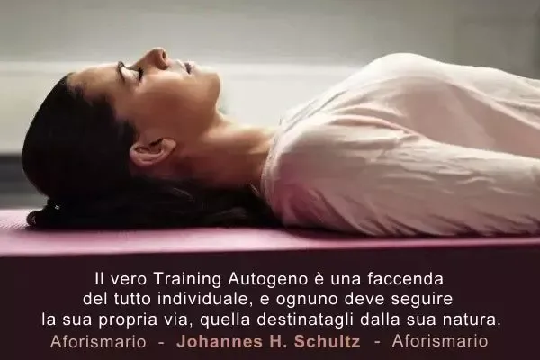 Ragazza distesa che fa Training Autogeno