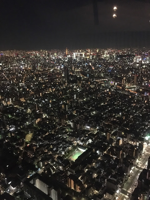 Le trait lumineux jaune est la tour de tokyo