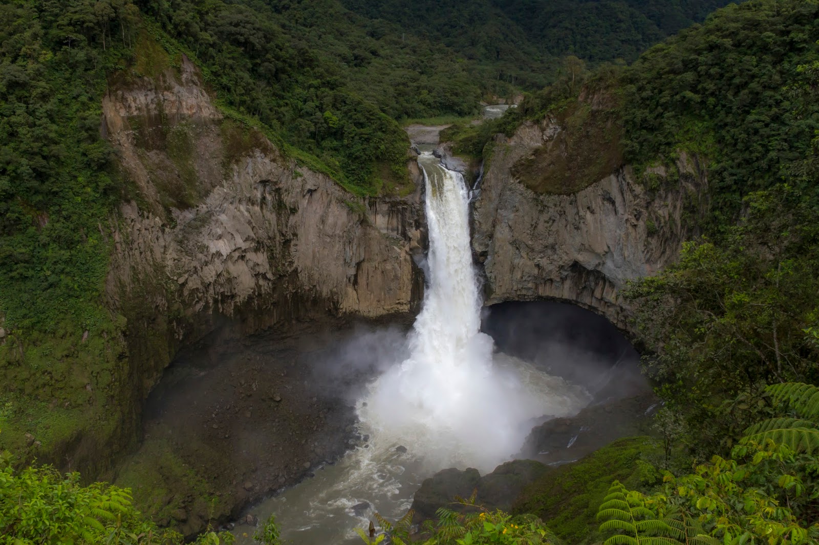 Parque Nacional Cayambe Coca Lagunas Y Cascadas