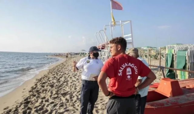 Il 62enne albanese è morto mentre faceva il bagno sulla spiaggia di Marina di Vecchiano