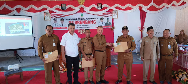 Bupati Natuna Serahkan Kartu BPJS Ketenagakerjaan kepada Nelayan Kecamatan Suak Midai dan Kecamatan Midai
