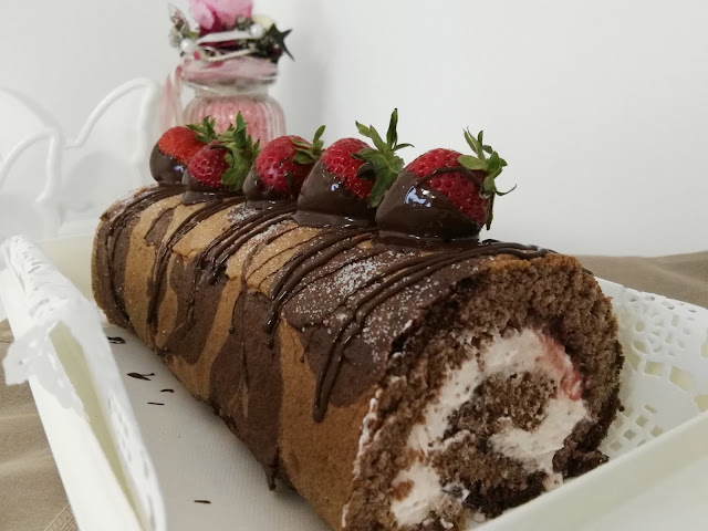 fruchtig, süße Biskuitroulade mit frischen Erdbeeren