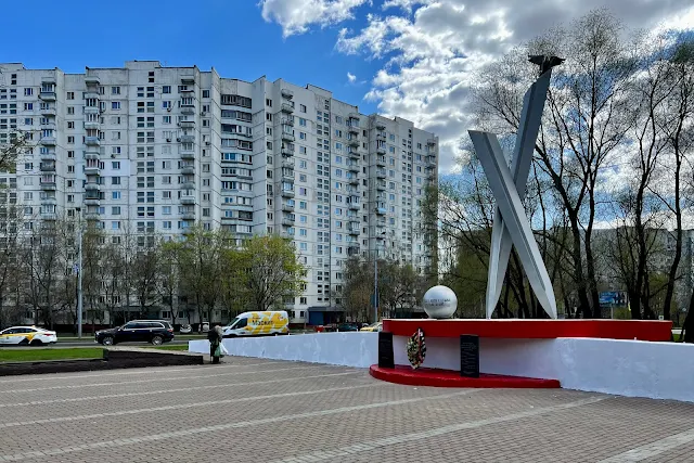 улица Плещеева, улица Лескова, памятник «Солдатам Отечества 20-го столетия»