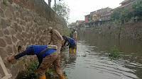 Hindari Banjir, Satgas Sub 14 Sektor 22 Citarum Angkat Sedimentasi Sungai Cikapundung Kujangsari