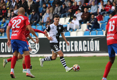 Asier Teijeira, jugador de Unionistas de Salamanca, conduce el balón ante la mirada de los defensores rivales