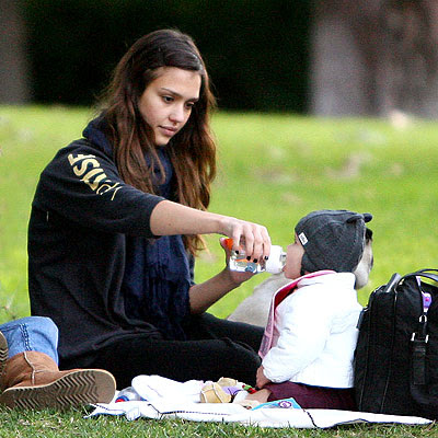 jessica alba and cash warren kiss. Jessica Alba enjoyed a day at