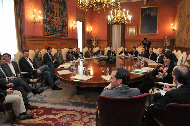 Landín Eirín entre os alcaldes que se reuniron con Ana Pastor e Louzán na Diputación.