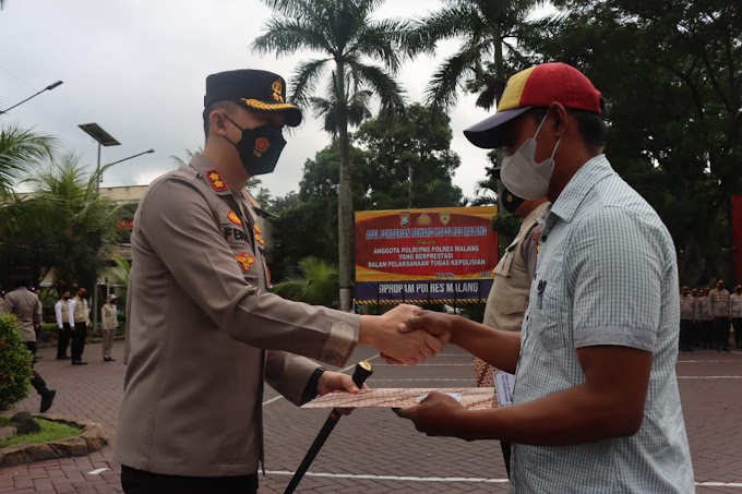 Selamatkan Korban Laka Laut, 2 Nelayan Dapat Penghargaan Kapolres Malang