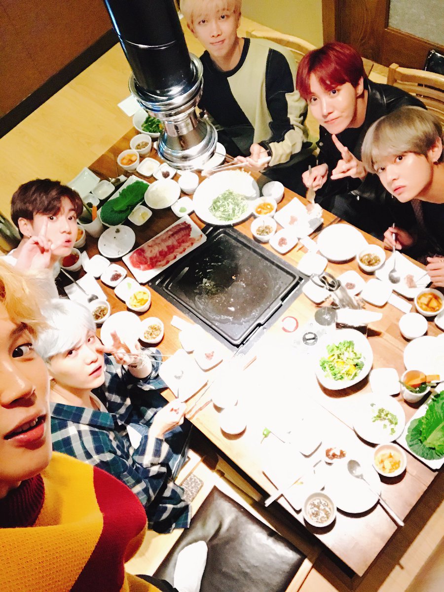BTS uploaded the picture eating together on its twitter
