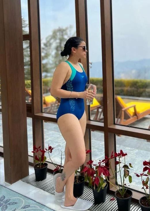 Sumona Chakravarti swimsuit hot actress kapil sharma show