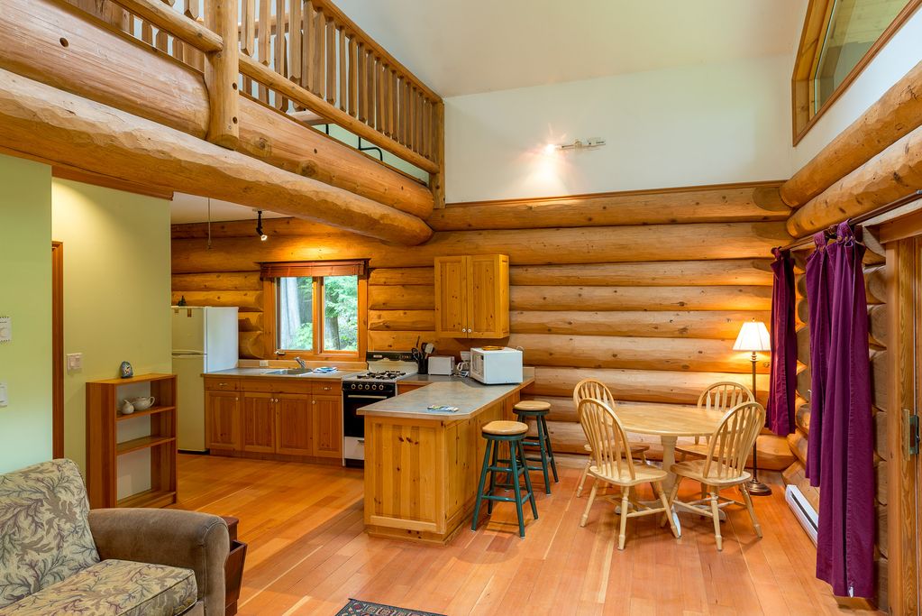 Lakefront private log Cabin The Hummingbird 3