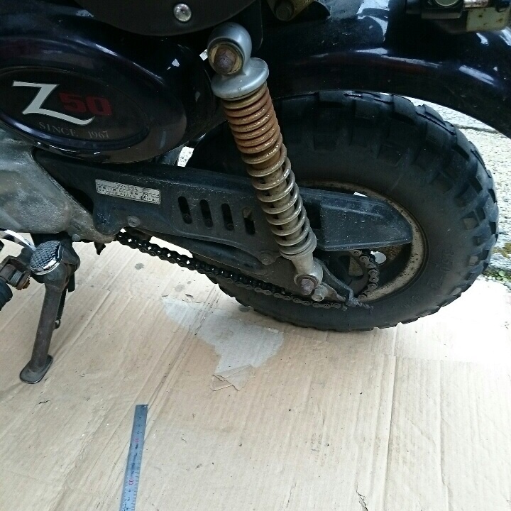 バイクのクラッチ滑りを疑う前に チェーンを数mm調整すれば解決 坊主生活