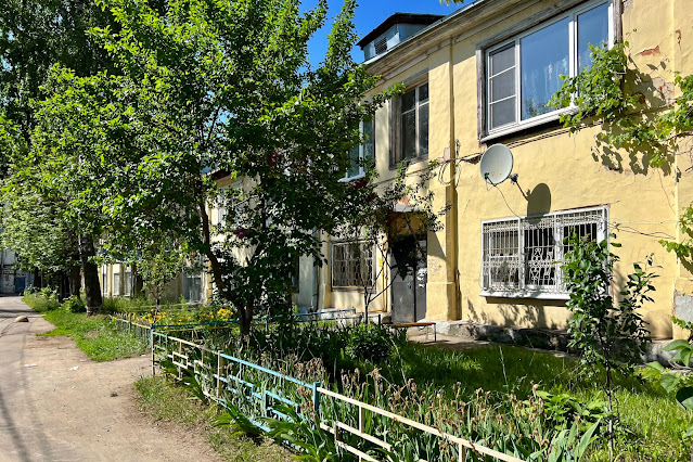 Дзержинский, площадь Святителя Николая, дворы, жилой дом 1860 года постройки