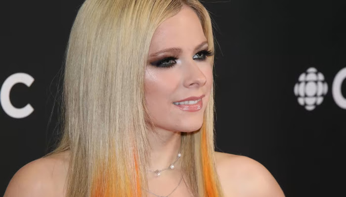 Avril Lavigne se transforma para uno de sus conciertos en TikTok