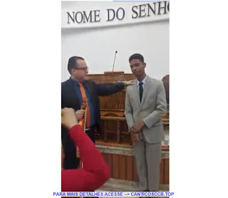 Irmãozinho surdo recebe violino para servir Deus
