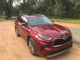 Front 3/4 view of 2020 Toyota Highlander Hybrid Platinum AWD