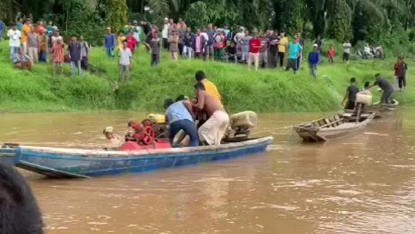 Pencarian dua bocah yang terbawa arus Batang Hari