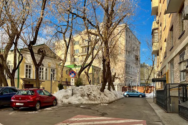 Леонтьевский переулок, дворы, Дом-музей К. С. Станиславского, жилой дом 1896 года постройки, жилой дом 1958 года постройки