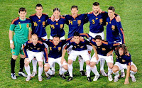 SELECCIÓN DE ESPAÑA. Temporada 2009-10. Iker Casillas, Sergio Busquets, Sergio Ramos, Xabi Alonso, Gerard Piqué y Fernando Torres. Andrés Iniesta, Xavi Hernández, David Villa, Joan Capdevila y Carles Puyol. SELECCIÓN DE CHILE 1 SELECCIÓN DE ESPAÑA 2 Viernes 25/06/2010, 20:30 horas. XIX Copa Mundial de Fútbol Sudáfrica 2010, fase de grupos, Grupo H, jornada 3. Pretoria, Sudáfrica, estadio Loftus Versfeld: 41.958 espectadores. GOLES: 0-1: 24’, David Villa. 0-2: 37’, Andrés Iniesta. 1-2: 47’, Rodrigo Millar.