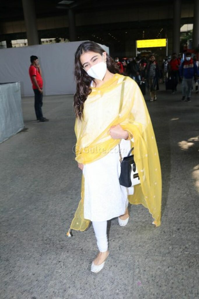 Actors Pics: Sara Ali Khan Looks Gorgeous with New Traditional Dress