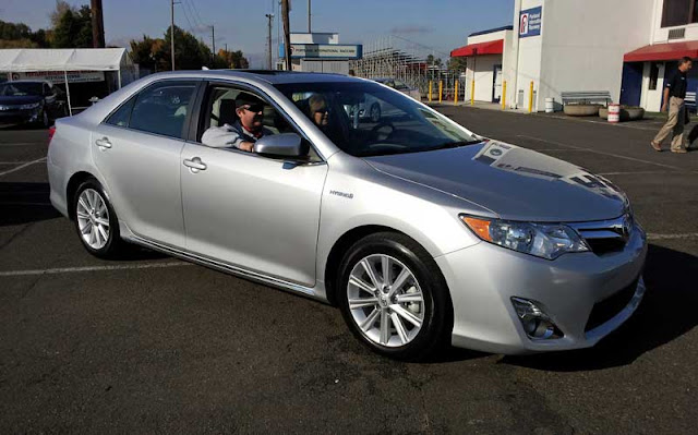 2012 Toyota Camry Hybrid - Subcompact Culture