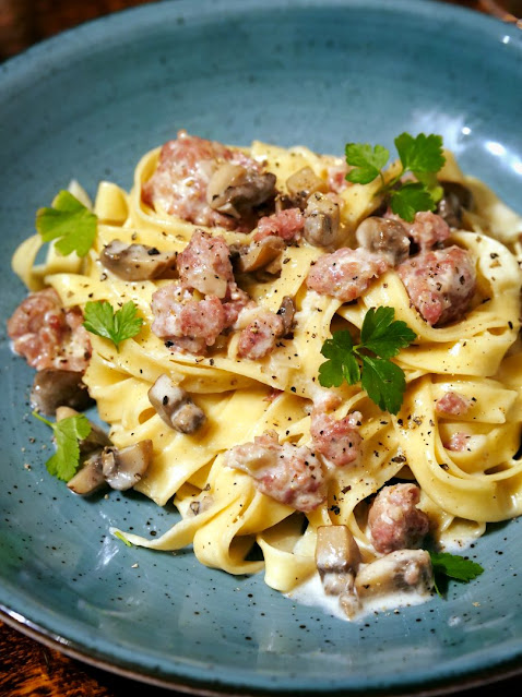 Pasta alla Norcina mit Pilzen und Salsiccia